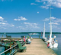 Seebrücke mit Hafen und Bootsverleih